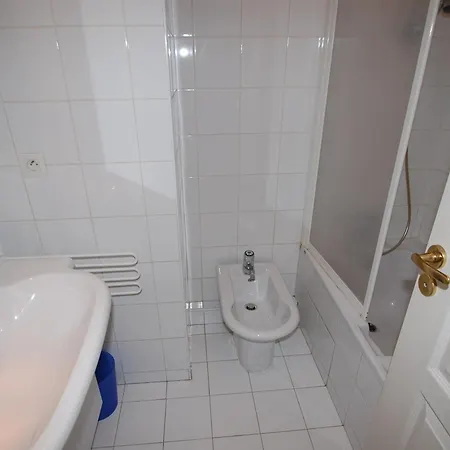 Appartement Coquet 2p Avec 2 Balcons, Clim, Parking Et Wi-fi Gratuit, En Plein Centre De - Fr-1-196-157